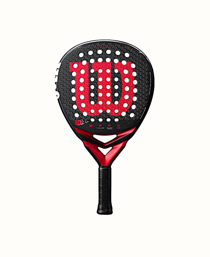 Padel Racchetta con superficie nera perforata e un grande logo W rosso su sfondo chiaro.