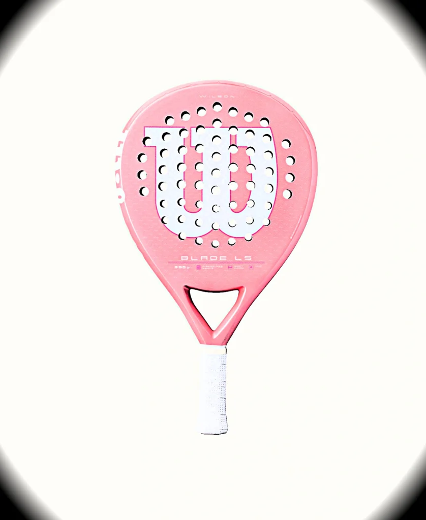 Racchetta da padel rosa con superficie bianca perforata e impugnatura bianca, rivolta in avanti.