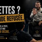 Promotional poster with bold French phrases 'TOILETTES ? DEMANDE REFUSÉE' and a man in a wheelchair speaking at a padel event.