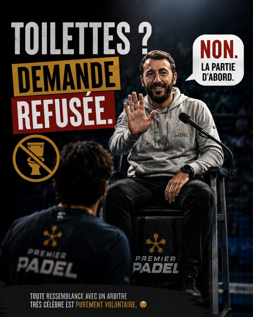Manifesto promozionale con un uomo su un pannello, con la scritta in grassetto "BAGNO? RICHIESTA NEGATA." e un fumetto con la scritta "NO. PRIMA LA FESTA."; Premier Padel Marchio ben visibile; pubblico in primo piano.