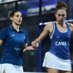 London P1 - nouvelle polémique arbitrale Nuria Rodríguez explose contre larbitrage vous allez me voler à chaque tournoi | Padel Magazine Two female padel players in blue shirts shake hands on the court after a match.