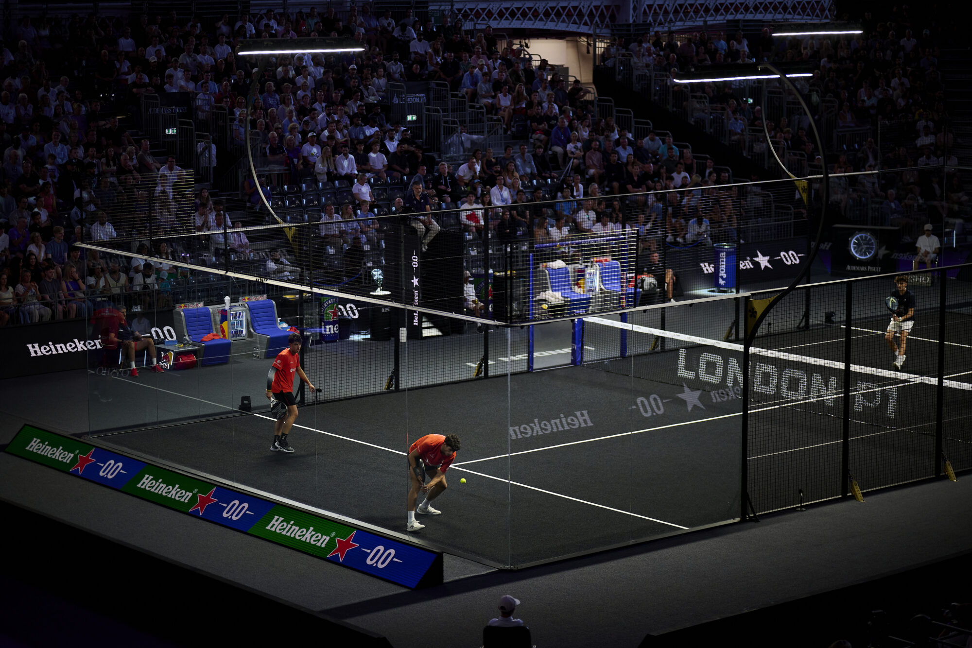 Pistes de padel noires : un choix esthétique, mais un vrai casse-tête télévisuel