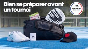 "Bien se préparer avant un tournoi" overlaying text; sport bag with paddle, white shoes, towel, heart-cap on a blue court; French Padel Shop logo visible.