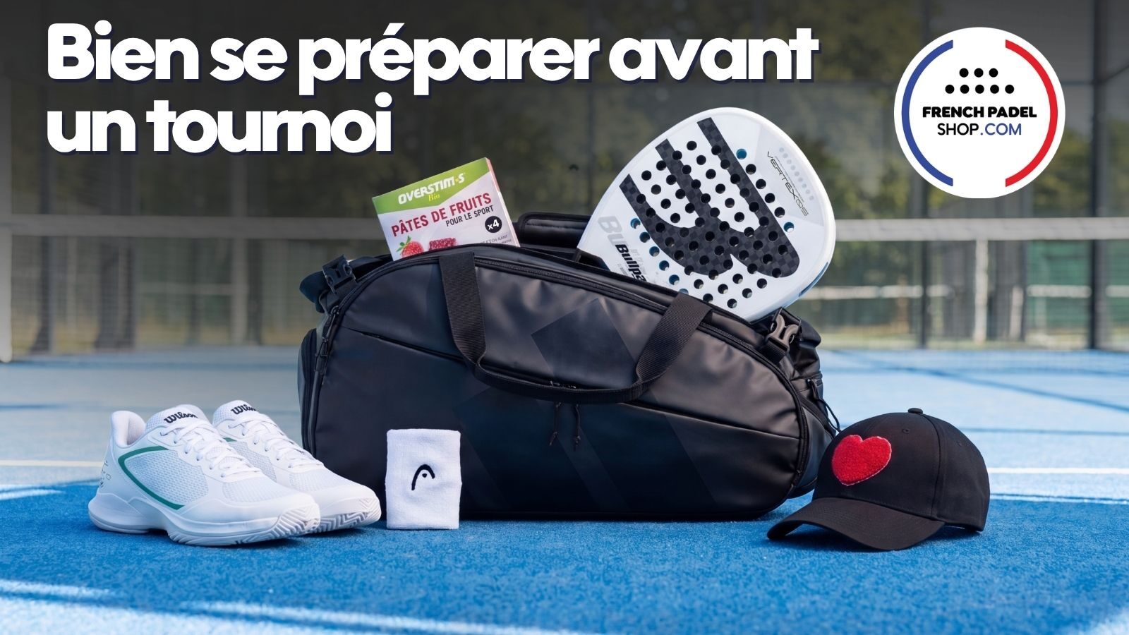 "Bien se préparer avant un tournoi" overlaying text; sport bag with paddle, white shoes, towel, heart-cap on a blue court; French Padel Shop logo visible.