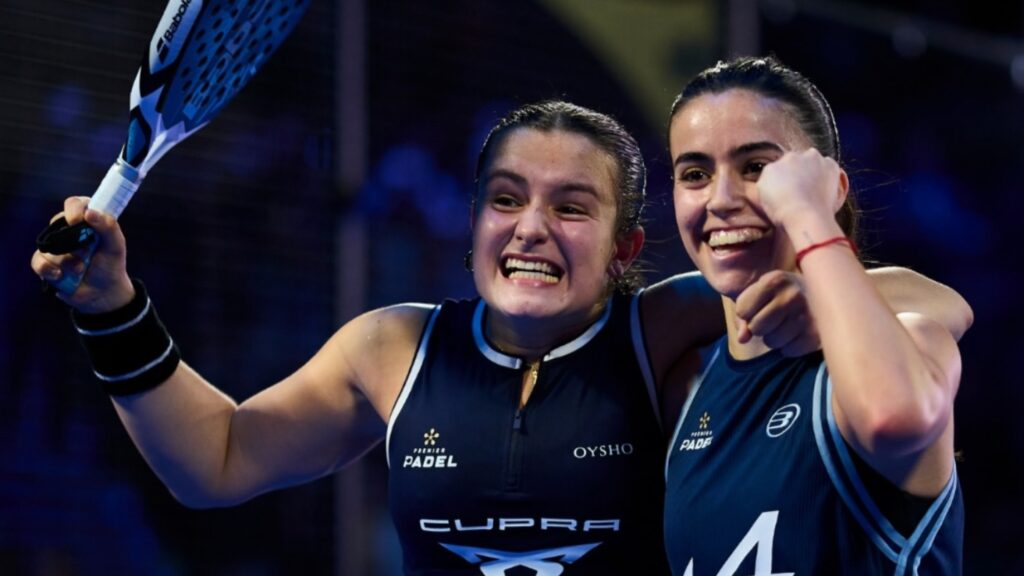 Claudia Fernández et Martina Calvo s'offrent Bea González et Paula Josemaría dès leur premier tournoi ensemble | Padel Magazine Two female padel players celebrate together, raising their arms and smiling on court with a paddle visible on the left.