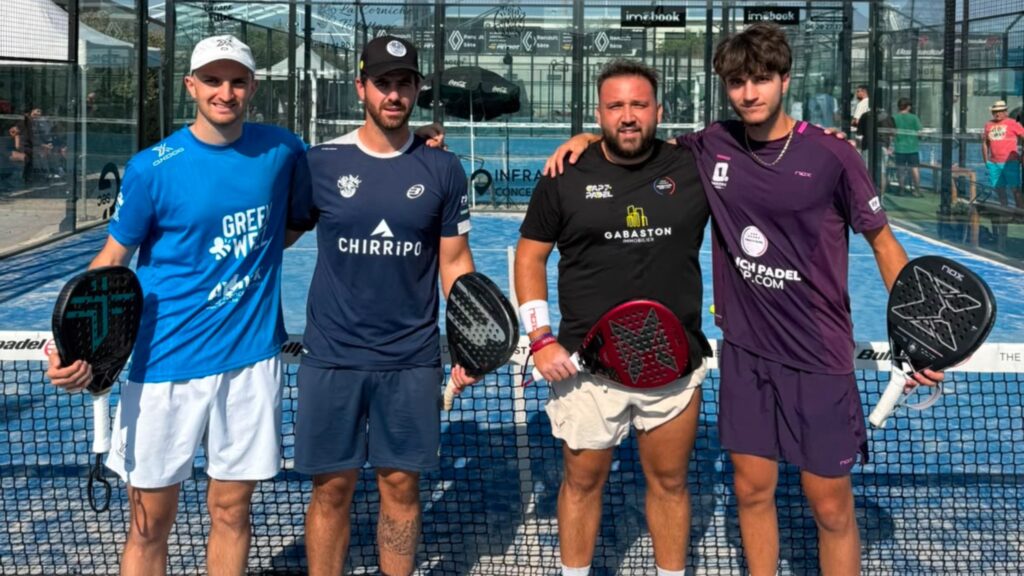P1500 Sète – Iznasni et Rubio créent la surprise et s'offrent le plus beau titre de leur carrière | Padel Magazine Four men stand shoulder to shoulder on a padel court, each holding a paddle and posing for a photo.