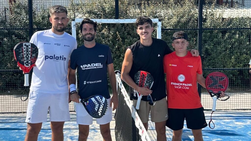 P1500 Sète – Iznasni et Rubio créent la surprise et s'offrent le plus beau titre de leur carrière | Padel Magazine Four men posing on a padel court with paddles, wearing athletic shirts and shorts.
