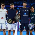 Chingalán retrouve le sommet au terme d'une finale d'anthologie face à Leal et Guerrero | Padel Magazine Four male padel players stand together on a blue court, holding their paddles and smiling after a match.