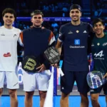 Chingalán retrouve le sommet au terme d'une finale d'anthologie face à Leal et Guerrero | Padel Magazine Four male padel players stand together on a blue court, holding their paddles and smiling after a match.