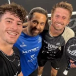 Thomas Leygue enchaîne : deuxième tableau final de P1 consécutif pour l'ancien numéro 1 français | Padel Magazine Three men in sports gear taking a selfie on a padel court, smiling with a paddle visible in the foregroundrocking a close-knit group vibe