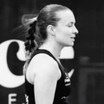 P1 de Londres – Carla Touly s'arrête aux portes du tableau principal, Collombon et Leygue prennent le relais | Padel Magazine Side profile of a female athlete with a braided ponytail wearing a black tank top at a competition, in black-and-white.