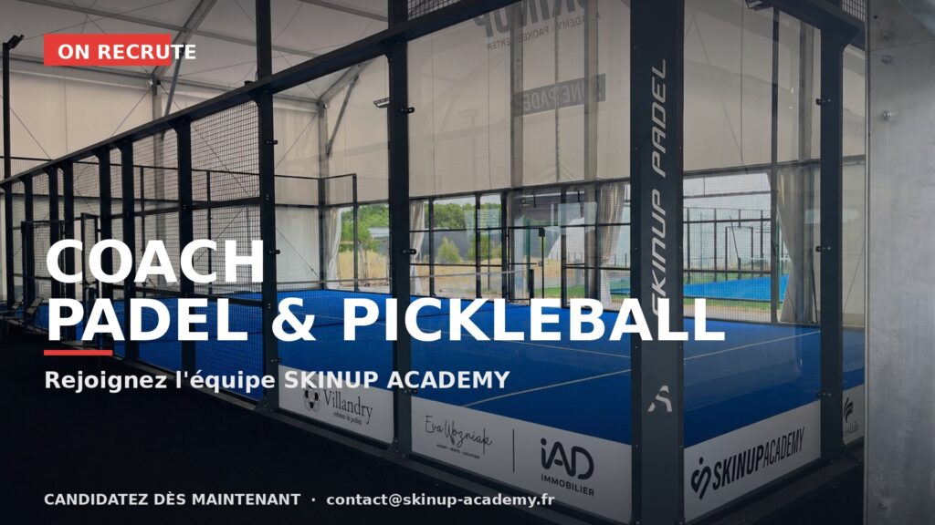 SkinUp Academy recrute un coach Padel & Pickleball à Azay-le-Rideau | Padel Magazine Banner image promoting SKINUP Academy coaches for padel and pickleball, interior court with bold white text and'ON RECRUTE' tag.