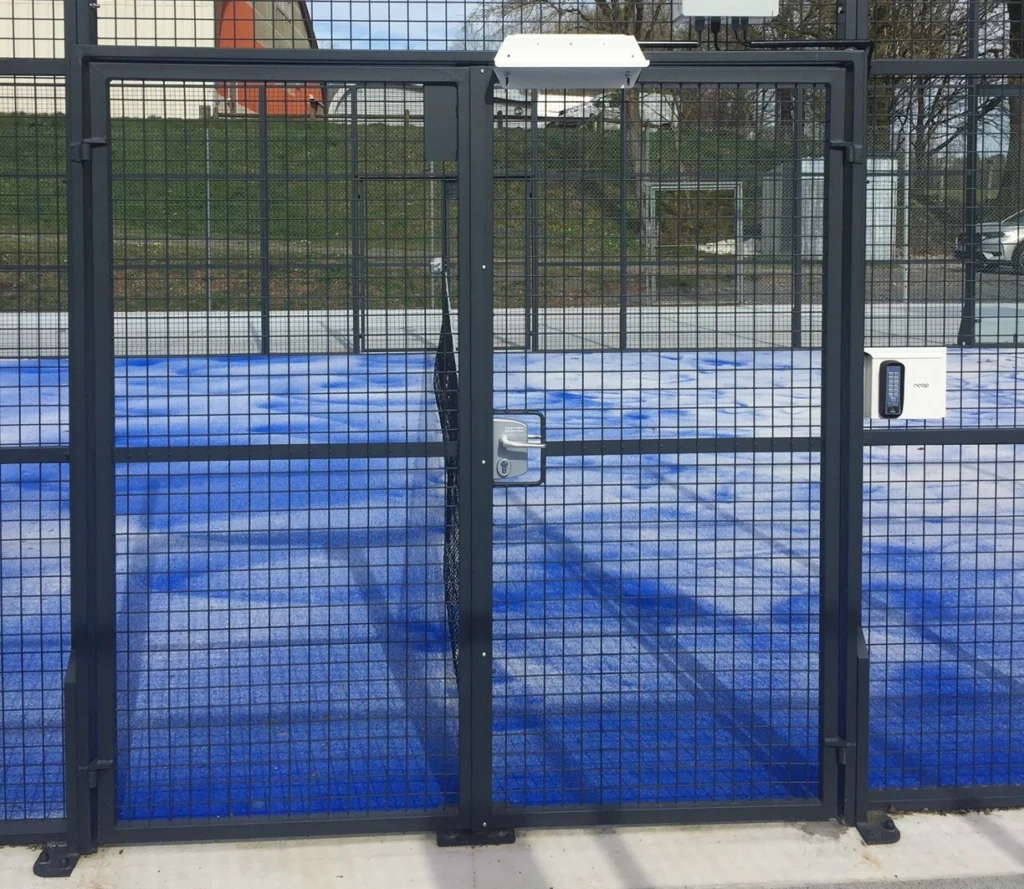 Sistema di controllo accessi Neop su un campo da padel