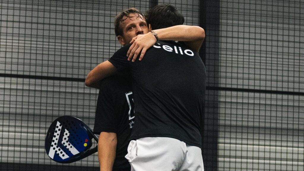 # Championnats de France : Marie / Inzerillo au bout d’un combat de 2h39 **2h39 de combat, trois balles de match sauvées et un dénouement au super tie-break.** Le huitième de finale entre **Jules Marie / Jérôme Inzerillo** et **Damien Lozano / Isaac Huysveld** a offert l’un des gros scénarios de ces Championnats de France de padel. Au terme d’une rencontre extrêmement serrée, **Marie et Inzerillo ont fini par arracher leur qualification**, après avoir été tout près de l’élimination. ## Un match qui aurait pu basculer des deux côtés Difficile de faire plus indécis. Les deux paires se sont rendu coup pour coup pendant **2h39**, avec très peu d’écart dans le jeu et une tension qui n’a cessé de monter. Interrogé juste après la rencontre par **Mario Cordero**, Jules Marie avait encore du mal à expliquer complètement ce qui venait de se passer. « Franchement, pendant le match, je me suis dit : si tu perds ce match, tu es quand même content, parce que c’était un match sympa. J’ai kiffé. » Une phrase qui résume bien la physionomie de cette rencontre : **un énorme combat**, mais aussi beaucoup de plaisir sur la piste. ## Trois balles de match sauvées Tout s’est finalement joué dans le **super tie-break décisif**. Et là encore, Marie / Inzerillo ont dû s’accrocher jusqu’au bout. Selon les informations données à Jules Marie à sa sortie de piste, la paire aurait sauvé **trois balles de match** avant de parvenir à renverser la situation. « Apparemment, trois balles de match. Les gens suivaient le match, c’était fou. » Un scénario qui a tenu en haleine les nombreux spectateurs suivant la rencontre et qui permet à **Jules Marie et Jérôme Inzerillo de poursuivre leur aventure dans ces Championnats de France**. Championnats de France : Marie / Inzerillo au bout d’un combat de 2h39 Malgré la durée du match et l’intensité de certains échanges, Jules Marie ne considérait pas avoir livré sa meilleure prestation individuelle. « Je me trouvais OK. Je n’ai pas excellé, je n’ai pas mal joué. J’étais OK. Mon niveau standard en ce moment. » Physiquement, le Français se voulait également rassurant immédiatement après la rencontre : « Je suis très bien. Il y a eu des points longs, mais ça va. » Reste évidemment à voir comment les organismes réagiront après **2h39 passées sur la piste**, avec un nouveau match à disputer quelques heures seulement après ce marathon. ## Pas beaucoup de temps pour récupérer La qualification est acquise, mais la journée est loin d’être terminée pour **Marie / Inzerillo**. Les deux hommes doivent rapidement récupérer avant leur prochain rendez-vous. Jules Marie l’a d’ailleurs pris avec humour, espérant que les rencontres programmées avant la leur durent suffisamment longtemps pour leur offrir quelques précieuses minutes supplémentaires de repos. Après **2h39 de bataille**, trois balles de match écartées et une qualification arrachée au bout du suspense, chaque minute de récupération pourrait compter. Une chose est certaine : **Marie / Inzerillo viennent déjà de signer l’un des matchs marquants de ces Championnats de France.