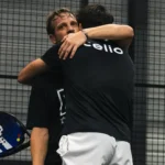 # Championnats de France : Marie / Inzerillo au bout d’un combat de 2h39 **2h39 de combat, trois balles de match sauvées et un dénouement au super tie-break.** Le huitième de finale entre **Jules Marie / Jérôme Inzerillo** et **Damien Lozano / Isaac Huysveld** a offert l’un des gros scénarios de ces Championnats de France de padel. Au terme d’une rencontre extrêmement serrée, **Marie et Inzerillo ont fini par arracher leur qualification**, après avoir été tout près de l’élimination. ## Un match qui aurait pu basculer des deux côtés Difficile de faire plus indécis. Les deux paires se sont rendu coup pour coup pendant **2h39**, avec très peu d’écart dans le jeu et une tension qui n’a cessé de monter. Interrogé juste après la rencontre par **Mario Cordero**, Jules Marie avait encore du mal à expliquer complètement ce qui venait de se passer. « Franchement, pendant le match, je me suis dit : si tu perds ce match, tu es quand même content, parce que c’était un match sympa. J’ai kiffé. » Une phrase qui résume bien la physionomie de cette rencontre : **un énorme combat**, mais aussi beaucoup de plaisir sur la piste. ## Trois balles de match sauvées Tout s’est finalement joué dans le **super tie-break décisif**. Et là encore, Marie / Inzerillo ont dû s’accrocher jusqu’au bout. Selon les informations données à Jules Marie à sa sortie de piste, la paire aurait sauvé **trois balles de match** avant de parvenir à renverser la situation. « Apparemment, trois balles de match. Les gens suivaient le match, c’était fou. » Un scénario qui a tenu en haleine les nombreux spectateurs suivant la rencontre et qui permet à **Jules Marie et Jérôme Inzerillo de poursuivre leur aventure dans ces Championnats de France**. Championnats de France : Marie / Inzerillo au bout d’un combat de 2h39 Malgré la durée du match et l’intensité de certains échanges, Jules Marie ne considérait pas avoir livré sa meilleure prestation individuelle. « Je me trouvais OK. Je n’ai pas excellé, je n’ai pas mal joué. J’étais OK. Mon niveau standard en ce moment. » Physiquement, le Français se voulait également rassurant immédiatement après la rencontre : « Je suis très bien. Il y a eu des points longs, mais ça va. » Reste évidemment à voir comment les organismes réagiront après **2h39 passées sur la piste**, avec un nouveau match à disputer quelques heures seulement après ce marathon. ## Pas beaucoup de temps pour récupérer La qualification est acquise, mais la journée est loin d’être terminée pour **Marie / Inzerillo**. Les deux hommes doivent rapidement récupérer avant leur prochain rendez-vous. Jules Marie l’a d’ailleurs pris avec humour, espérant que les rencontres programmées avant la leur durent suffisamment longtemps pour leur offrir quelques précieuses minutes supplémentaires de repos. Après **2h39 de bataille**, trois balles de match écartées et une qualification arrachée au bout du suspense, chaque minute de récupération pourrait compter. Une chose est certaine : **Marie / Inzerillo viennent déjà de signer l’un des matchs marquants de ces Championnats de France.