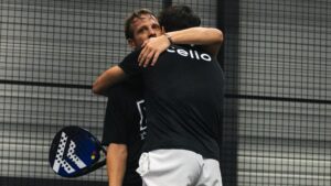 # Championnats de France : Marie / Inzerillo au bout d’un combat de 2h39 **2h39 de combat, trois balles de match sauvées et un dénouement au super tie-break.** Le huitième de finale entre **Jules Marie / Jérôme Inzerillo** et **Damien Lozano / Isaac Huysveld** a offert l’un des gros scénarios de ces Championnats de France de padel. Au terme d’une rencontre extrêmement serrée, **Marie et Inzerillo ont fini par arracher leur qualification**, après avoir été tout près de l’élimination. ## Un match qui aurait pu basculer des deux côtés Difficile de faire plus indécis. Les deux paires se sont rendu coup pour coup pendant **2h39**, avec très peu d’écart dans le jeu et une tension qui n’a cessé de monter. Interrogé juste après la rencontre par **Mario Cordero**, Jules Marie avait encore du mal à expliquer complètement ce qui venait de se passer. « Franchement, pendant le match, je me suis dit : si tu perds ce match, tu es quand même content, parce que c’était un match sympa. J’ai kiffé. » Une phrase qui résume bien la physionomie de cette rencontre : **un énorme combat**, mais aussi beaucoup de plaisir sur la piste. ## Trois balles de match sauvées Tout s’est finalement joué dans le **super tie-break décisif**. Et là encore, Marie / Inzerillo ont dû s’accrocher jusqu’au bout. Selon les informations données à Jules Marie à sa sortie de piste, la paire aurait sauvé **trois balles de match** avant de parvenir à renverser la situation. « Apparemment, trois balles de match. Les gens suivaient le match, c’était fou. » Un scénario qui a tenu en haleine les nombreux spectateurs suivant la rencontre et qui permet à **Jules Marie et Jérôme Inzerillo de poursuivre leur aventure dans ces Championnats de France**. Championnats de France : Marie / Inzerillo au bout d’un combat de 2h39 Malgré la durée du match et l’intensité de certains échanges, Jules Marie ne considérait pas avoir livré sa meilleure prestation individuelle. « Je me trouvais OK. Je n’ai pas excellé, je n’ai pas mal joué. J’étais OK. Mon niveau standard en ce moment. » Physiquement, le Français se voulait également rassurant immédiatement après la rencontre : « Je suis très bien. Il y a eu des points longs, mais ça va. » Reste évidemment à voir comment les organismes réagiront après **2h39 passées sur la piste**, avec un nouveau match à disputer quelques heures seulement après ce marathon. ## Pas beaucoup de temps pour récupérer La qualification est acquise, mais la journée est loin d’être terminée pour **Marie / Inzerillo**. Les deux hommes doivent rapidement récupérer avant leur prochain rendez-vous. Jules Marie l’a d’ailleurs pris avec humour, espérant que les rencontres programmées avant la leur durent suffisamment longtemps pour leur offrir quelques précieuses minutes supplémentaires de repos. Après **2h39 de bataille**, trois balles de match écartées et une qualification arrachée au bout du suspense, chaque minute de récupération pourrait compter. Une chose est certaine : **Marie / Inzerillo viennent déjà de signer l’un des matchs marquants de ces Championnats de France.
