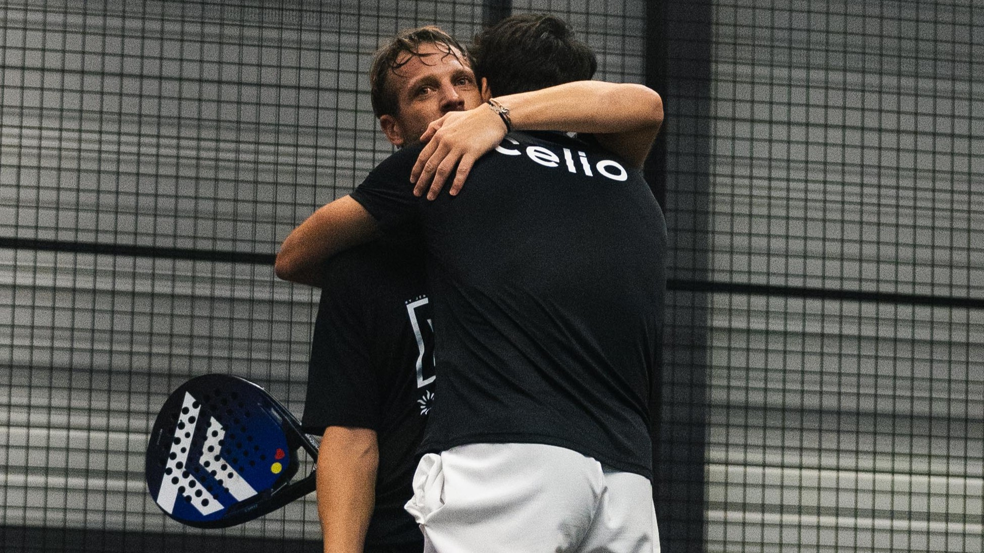 # Championnats de France : Marie / Inzerillo au bout d’un combat de 2h39 **2h39 de combat, trois balles de match sauvées et un dénouement au super tie-break.** Le huitième de finale entre **Jules Marie / Jérôme Inzerillo** et **Damien Lozano / Isaac Huysveld** a offert l’un des gros scénarios de ces Championnats de France de padel. Au terme d’une rencontre extrêmement serrée, **Marie et Inzerillo ont fini par arracher leur qualification**, après avoir été tout près de l’élimination. ## Un match qui aurait pu basculer des deux côtés Difficile de faire plus indécis. Les deux paires se sont rendu coup pour coup pendant **2h39**, avec très peu d’écart dans le jeu et une tension qui n’a cessé de monter. Interrogé juste après la rencontre par **Mario Cordero**, Jules Marie avait encore du mal à expliquer complètement ce qui venait de se passer. « Franchement, pendant le match, je me suis dit : si tu perds ce match, tu es quand même content, parce que c’était un match sympa. J’ai kiffé. » Une phrase qui résume bien la physionomie de cette rencontre : **un énorme combat**, mais aussi beaucoup de plaisir sur la piste. ## Trois balles de match sauvées Tout s’est finalement joué dans le **super tie-break décisif**. Et là encore, Marie / Inzerillo ont dû s’accrocher jusqu’au bout. Selon les informations données à Jules Marie à sa sortie de piste, la paire aurait sauvé **trois balles de match** avant de parvenir à renverser la situation. « Apparemment, trois balles de match. Les gens suivaient le match, c’était fou. » Un scénario qui a tenu en haleine les nombreux spectateurs suivant la rencontre et qui permet à **Jules Marie et Jérôme Inzerillo de poursuivre leur aventure dans ces Championnats de France**. Championnats de France : Marie / Inzerillo au bout d’un combat de 2h39 Malgré la durée du match et l’intensité de certains échanges, Jules Marie ne considérait pas avoir livré sa meilleure prestation individuelle. « Je me trouvais OK. Je n’ai pas excellé, je n’ai pas mal joué. J’étais OK. Mon niveau standard en ce moment. » Physiquement, le Français se voulait également rassurant immédiatement après la rencontre : « Je suis très bien. Il y a eu des points longs, mais ça va. » Reste évidemment à voir comment les organismes réagiront après **2h39 passées sur la piste**, avec un nouveau match à disputer quelques heures seulement après ce marathon. ## Pas beaucoup de temps pour récupérer La qualification est acquise, mais la journée est loin d’être terminée pour **Marie / Inzerillo**. Les deux hommes doivent rapidement récupérer avant leur prochain rendez-vous. Jules Marie l’a d’ailleurs pris avec humour, espérant que les rencontres programmées avant la leur durent suffisamment longtemps pour leur offrir quelques précieuses minutes supplémentaires de repos. Après **2h39 de bataille**, trois balles de match écartées et une qualification arrachée au bout du suspense, chaque minute de récupération pourrait compter. Une chose est certaine : **Marie / Inzerillo viennent déjà de signer l’un des matchs marquants de ces Championnats de France.