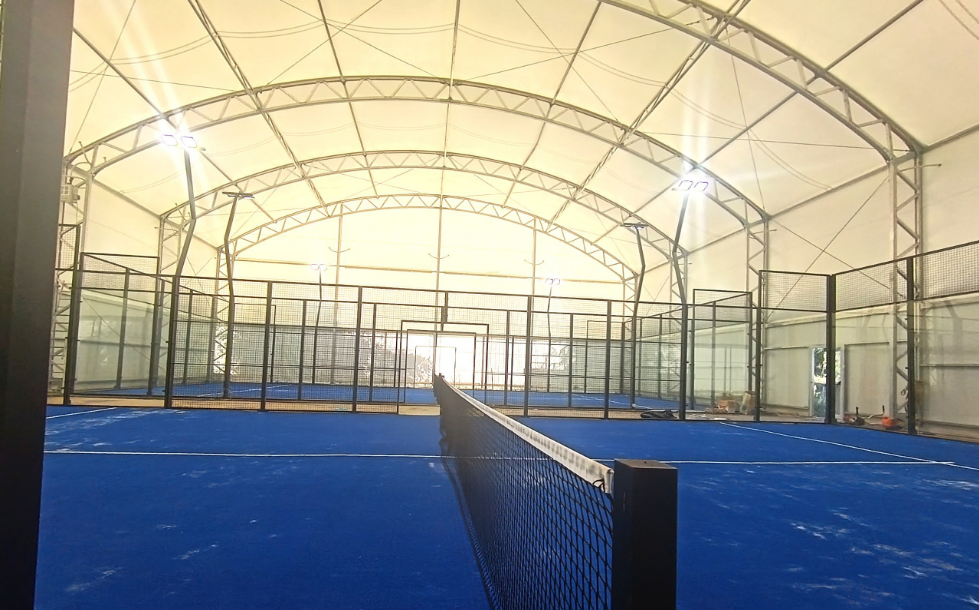 À vendre : un complexe de padel couvert complet avec deux pistes pour 195 000 € HT