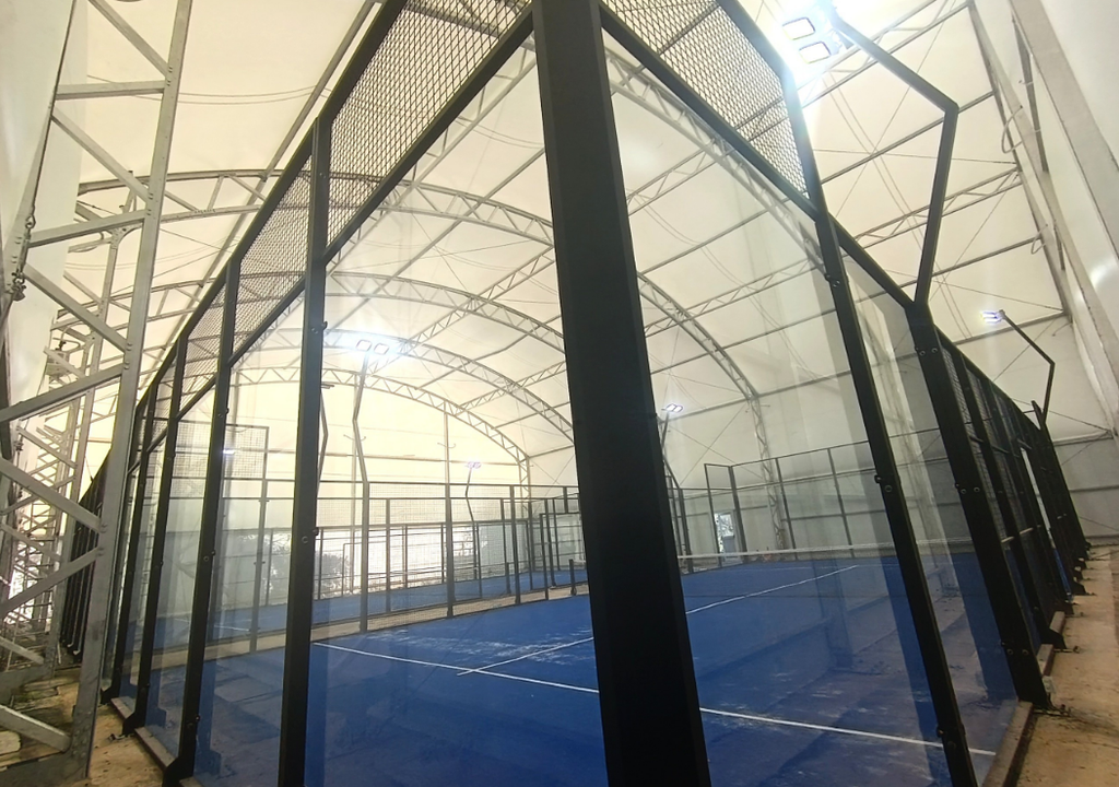 À vendre : un complexe de padel couvert complet avec deux pistes pour 195 000 € HT