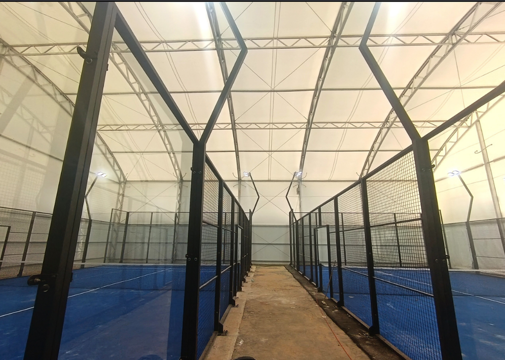 À vendre : un complexe de padel couvert complet avec deux pistes pour 195 000 € HT