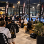 Trop de tournois de padel en France ? Le cercle vicieux qui menace les clubs et le loisir ? Et si l'une des plus grandes réussites du padel français était en train de devenir l'un de ses principaux problèmes ? Depuis plusieurs années, les tournois se multiplient à un rythme spectaculaire. Des P25 aux P1000, les occasions de participer à une compétition n'ont jamais été aussi nombreuses. Une réussite incontestable pour la Fédération française de tennis (FFT), les clubs et les joueurs. Mais derrière ce boom apparaît une réalité plus préoccupante : la multiplication des tournois semble progressivement enfermer certains clubs dans un engrenage dont ils ne savent plus comment sortir. Le paradoxe est saisissant. Des responsables de structures souhaiteraient aujourd'hui organiser moins de compétitions, mais craignent de perdre leurs joueurs au profit des clubs voisins s'ils ralentissent. Résultat : chacun continue à proposer des tournois, parfois toujours davantage, alors même que certains tableaux deviennent plus difficiles à remplir. Le phénomène concerne potentiellement toutes les catégories, des P25 aux P1000. Et il pose une question qui dépasse largement la simple organisation sportive : le padel français n'est-il pas en train de créer une bulle des tournois, avec des conséquences économiques et sportives qui pourraient devenir importantes ? La rançon du succès : près de 47 000 homologations Il faut d'abord rappeler une évidence : si le padel français en est arrivé là, c'est aussi parce que la discipline connaît un développement remarquable. Selon les derniers chiffres communiqués par la FFT, près de 47 000 homologations ont été enregistrées sur la saison écoulée. Une homologation pouvant couvrir jusqu'à trois tournois, ce chiffre ne correspond pas directement au nombre d'épreuves effectivement disputées. La fédération indique également que 151 000 hommes et 22 000 femmes ont participé à au moins un tournoi, soit environ 173 000 compétiteurs sur la saison. Ces données témoignent de la place considérable prise par la compétition dans l'écosystème français. Mais elles ne disent pas tout. Car derrière cette croissance se pose une autre question : le nombre de compétitions n'augmente-t-il pas désormais plus rapidement que la capacité des clubs à attirer de nouveaux joueurs et à remplir leurs tableaux ? C'est précisément ce décalage qui commence à inquiéter certains organisateurs. Des clubs qui dépassent les 300 tournois par an Pour mesurer l'ampleur du phénomène, il suffit de s'intéresser au calendrier de certaines structures. Certains clubs dépasseraient aujourd'hui les 300 tournois organisés sur une année. Cela représente, en moyenne, presque une compétition chaque jour. À ce niveau, le tournoi ne constitue plus une animation ponctuelle destinée à dynamiser le club. Il devient une composante majeure de son fonctionnement et, potentiellement, de son modèle économique. Ce volume soulève plusieurs questions. Quelle place reste-t-il pour les réservations classiques ? Pour les joueurs qui souhaitent simplement venir jouer entre amis ? Pour les animations sans classement ? Et surtout, que se passerait-il si un club dont l'activité repose fortement sur les tournois devait soudainement réduire son calendrier ? La dépendance à la compétition pourrait devenir un facteur de fragilité. Il ne s'agit pas d'affirmer que tous les clubs organisant de nombreux tournois rencontrent des difficultés. Certains ont construit un modèle qui fonctionne. Mais plus une structure dépend d'une seule forme d'activité, plus elle devient vulnérable si la demande évolue. Le véritable cercle vicieux : « Si j'arrête, mes joueurs iront chez le voisin » C'est probablement le cœur du problème. Imaginons un club qui organise plusieurs compétitions chaque semaine. Son responsable constate que certains tournois se remplissent moins facilement, que les joueurs se dispersent et que les coûts d'organisation pèsent sur la rentabilité. Il pourrait logiquement décider de réduire son calendrier. Mais une difficulté apparaît immédiatement : si les clubs voisins continuent à proposer autant de tournois, une partie des joueurs risque de se tourner vers eux. Le club hésite donc à ralentir. Son concurrent raisonne probablement de la même manière. Et un troisième établissement, souhaitant attirer davantage de compétiteurs, peut être tenté d'augmenter encore son offre. Le résultat est un engrenage particulièrement difficile à enrayer. Les clubs peuvent avoir intérêt collectivement à organiser moins de tournois, tout en ayant individuellement intérêt à ne pas être les premiers à réduire leur calendrier. Cette contradiction explique pourquoi le phénomène ne peut pas nécessairement être régulé par les seules décisions des exploitants. Le problème n'est donc pas simplement que les clubs organisent trop de tournois. C'est qu'une partie d'entre eux pourrait désormais se sentir obligée de continuer, même lorsqu'elle préférerait ralentir. Toujours plus de compétitions, mais des tableaux parfois moins remplis Les premiers symptômes de cette saturation semblent déjà visibles dans certaines structures. Les organisateurs doivent parfois multiplier les relances pour compléter leurs tableaux. Les joueurs disposent de davantage de choix, mais les compétitions se retrouvent aussi à solliciter les mêmes pratiquants. Matthéo Caille, gérant de WinWin Padel Manosque, constate notamment une diminution de la fréquentation des tournois P25 à P100 dans son environnement. Un signal intéressant, car ces catégories sont censées accompagner les joueurs dans leurs premières expériences compétitives. Mais la question dépasse largement les petites catégories. Des P500 peuvent également se retrouver en concurrence sur un même territoire, tandis que plusieurs P1000 programmés à des dates proches se partagent parfois les meilleures paires disponibles. Le risque est alors double : des tableaux moins remplis et une densité sportive moins homogène d'une compétition à l'autre. Ces observations ne permettent pas, à elles seules, d'établir une baisse nationale du taux de remplissage. Elles constituent néanmoins des signaux qu'il serait utile de mesurer précisément. Car une hausse du nombre total de compétiteurs peut parfaitement coexister avec une baisse du nombre moyen de participants par tournoi. P500 et P1000 : la concurrence devient aussi sportive La question du calendrier prend une dimension particulière avec les P500 et les P1000. Ces compétitions sont censées proposer des niveaux sportifs identifiés, permettant aux joueurs de progresser dans une hiérarchie cohérente. Mais lorsque plusieurs événements comparables sont organisés sur un même week-end, dans des secteurs géographiques proches, les plateaux peuvent se disperser. Un P1000 peut réunir plusieurs paires de référence, tandis qu'un autre tournoi de la même catégorie attire un tableau nettement moins relevé. La présence simultanée de P500 à proximité peut encore accentuer cette dispersion. Les ligues cherchent déjà à harmoniser les calendriers, mais les chevauchements ne sont pas toujours évités. À trop multiplier les compétitions, ne risque-t-on pas de perdre une partie de leur intérêt sportif ? La question ne concerne pas uniquement le nombre de points distribués. Elle touche aussi à la lisibilité des catégories et à l'attractivité des rendez-vous. Le P1000 n'est-il pas devenu trop banal ? Le cas du P1000 mérite une attention particulière. La FFT a souhaité faire évoluer cette catégorie pour lui donner une dimension davantage régionale. L'objectif était compréhensible : permettre à plus de territoires d'accueillir des compétitions de bon niveau et accompagner l'augmentation du nombre de joueurs. Pour la saison 2026-2027, la fédération prévoit 175 P1000 masculins et 50 P1000 féminins, soit 225 épreuves au total. Cette ouverture répond à une véritable volonté de démocratisation. Mais ne sommes-nous pas passés d'un extrême à l'autre ? Le P1000 devait représenter un premier palier important dans la compétition de bon niveau, entre les P500 et les rendez-vous nationaux plus relevés que constituent les P2000 et P3000. Or, à force d'en proposer davantage, ne risque-t-on pas de banaliser une catégorie qui devait justement conserver une certaine exigence sportive ? La question n'est pas de réserver les P1000 à une élite restreinte. Il s'agit plutôt de leur redonner une véritable identité. Une piste serait de limiter davantage leur nombre, tout en améliorant leur répartition géographique. Deux P1000 masculins par semaine à l'échelle nationale pourraient, par exemple, constituer une base de réflexion pour retrouver des tableaux plus denses et une meilleure visibilité. Il s'agirait d'une proposition éditoriale à étudier, et non d'un seuil dont l'efficacité serait déjà démontrée. La catégorie pourrait ainsi retrouver davantage de valeur sportive, sans remettre en cause l'accès des joueurs régionaux à la compétition. Une ambiance de compétition permanente qui change le visage du padel La multiplication des tournois n'a pas uniquement des conséquences sur les calendriers et l'économie des clubs. Elle peut aussi modifier progressivement l'atmosphère de la discipline. Le padel s'est développé grâce à une promesse simple : un sport ludique, convivial, accessible et dans lequel on pouvait rapidement prendre du plaisir. Beaucoup de pratiquants y ont trouvé une alternative à des disciplines dans lesquelles la compétition, les résultats et le classement occupaient parfois une place trop importante à leurs yeux. Or, une ambiance de compétition permanente peut progressivement s'installer dans certains clubs. Les tournois se succèdent, les joueurs parlent de points, de classements, de tableaux et de performances. La pratique libre risque alors de perdre une partie de sa place. Il ne s'agit évidemment pas d'opposer le loisir à la compétition. Les tournois sont eux aussi des moments de convivialité et ont largement contribué au développement du padel. Mais le padel doit-il devenir un sport où l'on joue principalement pour participer à des compétitions ? Les joueurs eux-mêmes peuvent être entraînés dans cette dynamique. Il faut aussi les comprendre : selon les formats et les tarifs, participer à un tournoi peut parfois revenir moins cher, à temps de jeu comparable, que réserver une piste entre amis. Sans compter la facilité de rencontrer plusieurs adversaires sans avoir à organiser soi-même une partie. Ce rapport entre le coût des tournois et celui de la location libre mérite un débat à part entière. Nous y reviendrons. Mais il contribue à expliquer pourquoi la demande de compétitions peut continuer à progresser, même lorsque leur multiplication commence à poser problème. Une dépendance économique qui pourrait fragiliser les clubs À première vue, un calendrier très chargé peut sembler rassurant pour un exploitant. Les tournois attirent des joueurs, créent de l'animation et peuvent générer des recettes complémentaires. Mais lorsque l'économie d'un club repose en grande partie sur cette activité, une baisse du remplissage peut avoir des conséquences importantes. Les frais d'organisation restent présents : juge-arbitre, balles, personnel, éventuelles dotations et immobilisation des pistes. Si les inscriptions diminuent, les recettes peuvent baisser plus rapidement que certaines charges. Et si les tournois occupent des créneaux qui auraient pu être loués à des joueurs loisirs, le club doit également tenir compte du manque à gagner potentiel. Un tournoi peut évidemment être rentable, notamment lorsqu'il remplit des heures creuses ou génère des consommations annexes. Mais un modèle qui dépend fortement d'une succession permanente de compétitions devient plus sensible aux variations de fréquentation. C'est précisément pourquoi le sujet mérite d'être pris au sérieux avant que les difficultés ne s'amplifient. Italie, Suède : des trajectoires différentes, mais des avertissements utiles La France n'est pas le premier pays européen à connaître une phase de croissance spectaculaire du padel. L'Italie et la Suède ont également connu des périodes d'expansion très rapide, avec une forte augmentation du nombre de pistes et de structures. Le FIP World Padel Report 2025 décrit désormais l'Italie comme un marché entré dans une phase de consolidation après son boom initial. Pour la Suède, le rapport souligne que le marché n'a pas encore véritablement absorbé les conséquences de l'expansion particulièrement rapide observée autour de 2020. Ces deux pays présentent des histoires différentes, et leurs difficultés ne peuvent pas être attribuées à une multiplication excessive des tournois. Mais ils rappellent une réalité économique : une croissance très rapide ne garantit pas un développement équilibré et durable. La France se trouve aujourd'hui dans une situation différente. Son marché continue de progresser et son potentiel de développement reste important. Le risque évoqué ici concerne davantage une possible bulle de l'offre compétitive qu'une saturation générale du marché des pistes. Il ne faudrait donc pas attendre une crise pour s'interroger sur les déséquilibres qui pourraient apparaître. Pourquoi la FFT et les ligues doivent prendre la main Si plusieurs clubs souhaitent réduire leur nombre de tournois mais craignent de perdre leurs joueurs au profit de la concurrence, la solution ne peut pas reposer uniquement sur leur bonne volonté. Il faut une approche collective. La FFT et les ligues régionales apparaissent comme les acteurs les mieux placés pour renforcer la coordination du calendrier et éviter une multiplication désordonnée des compétitions. Il existe déjà des dispositifs de régulation, notamment pour les catégories supérieures. La FFT a d'ailleurs choisi de limiter le nombre de P2000 et P3000 pour préserver la cohérence sportive de ces rendez-vous. Mais ne faudrait-il pas aller plus loin, en intervenant également sur les catégories inférieures et sur la répartition des P500 et P1000 ? L'objectif ne serait pas de freiner artificiellement le développement du padel, mais de mieux organiser une croissance devenue particulièrement rapide. Quatre mesures pour sortir de l'engrenage Sur le papier, plusieurs solutions de bon sens pourraient être étudiées sans nécessiter d'investissements importants. 1. Limiter le nombre de tournois par club et par territoire La première mesure consisterait à fixer des plafonds adaptés au nombre de pistes, au bassin de joueurs et aux catégories organisées. Un club ne devrait pas nécessairement disposer du même volume d'homologations qu'une structure beaucoup plus importante. Il faudrait également tenir compte de la densité de l'offre à l'échelle d'une ville, d'un département ou d'une région. L'objectif serait d'éviter que plusieurs clubs se retrouvent à organiser toujours davantage de tournois pour attirer les mêmes joueurs. 2. Éviter les calendriers de compétition quasi permanents Lorsque des structures proposent des tournois presque tous les jours, la compétition devient une activité permanente plutôt qu'un rendez-vous particulier. Une limitation du nombre d'épreuves sur une période donnée pourrait contribuer à rééquilibrer l'offre. Il ne s'agirait pas d'interdire les animations sportives, mais de mieux distinguer les compétitions homologuées des autres formes de pratique. Cette approche permettrait aussi de préserver davantage de créneaux pour les réservations libres. 3. Mieux coordonner les P500 et les P1000 C'est l'une des priorités. Il faudrait éviter autant que possible que plusieurs P500 et P1000 soient organisés simultanément dans un même bassin de joueurs. Une coordination renforcée entre ligues voisines pourrait être utile, car les joueurs ne s'arrêtent évidemment pas aux frontières administratives. Le calendrier devrait davantage tenir compte des distances, du niveau des compétitions et du nombre de paires susceptibles de participer. Moins de concurrence directe pourrait permettre de retrouver des tableaux plus homogènes et des événements plus attractifs. 4. Redonner au P1000 son statut de compétition de référence La démocratisation des P1000 a eu des effets positifs. Mais leur multiplication pose désormais la question de leur identité sportive. Une réduction du nombre d'épreuves masculines, avec par exemple une base de deux P1000 par semaine à l'échelle nationale, mériterait d'être étudiée. Le dispositif devrait naturellement être adapté aux calendriers féminins, aux réalités régionales et aux besoins de développement de la discipline. L'objectif serait de renforcer la qualité des tableaux et de redonner de la valeur à ce premier véritable palier de compétition de bon niveau. Une expérimentation sur une saison, accompagnée d'indicateurs de remplissage et de participation, permettrait de vérifier l'efficacité de ces mesures avant toute généralisation. Un problème de riche… qu'il serait dangereux d'ignorer Il faut finalement regarder la situation avec un certain recul. La France est confrontée à un problème que beaucoup de disciplines sportives aimeraient connaître : une demande de compétition suffisamment importante pour avoir entraîné une multiplication spectaculaire des événements. C'est d'abord le signe d'une réussite. La FFT, les ligues, les clubs et les organisateurs ont largement contribué à cet essor. Il serait injuste de leur reprocher d'avoir développé la pratique compétitive. Mais une politique qui a parfaitement fonctionné pendant une phase de croissance peut nécessiter des ajustements lorsque le marché évolue. Les signaux remontés par certains acteurs du terrain méritent aujourd'hui d'être entendus : des tableaux parfois moins remplis, des compétitions qui se concurrencent, des clubs dépendants de leurs tournois et des exploitants qui peuvent avoir du mal à ralentir seuls. La bonne nouvelle, c'est que les solutions semblent relativement accessibles : une meilleure répartition des compétitions, des plafonds adaptés, une coordination territoriale renforcée et une attention particulière portée aux P500 et P1000. Encore faut-il engager rapidement la discussion avec les clubs, les organisateurs, les joueurs et les instances fédérales. Le padel français n'a pas nécessairement besoin de toujours plus de tournois. Il a peut-être surtout besoin de tournois mieux répartis, mieux remplis et plus attractifs. Car à force de laisser chaque club courir après les mêmes joueurs, le risque serait de transformer l'une des grandes réussites du padel français en une source de fragilité pour l'ensemble de son écosystème. La vraie question n'est donc plus seulement de savoir combien de tournois la France peut organiser, mais combien elle devrait en organiser pour continuer à développer durablement le padel.