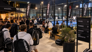 Trop de tournois de padel en France ? Le cercle vicieux qui menace les clubs et le loisir ? Et si l'une des plus grandes réussites du padel français était en train de devenir l'un de ses principaux problèmes ? Depuis plusieurs années, les tournois se multiplient à un rythme spectaculaire. Des P25 aux P1000, les occasions de participer à une compétition n'ont jamais été aussi nombreuses. Une réussite incontestable pour la Fédération française de tennis (FFT), les clubs et les joueurs. Mais derrière ce boom apparaît une réalité plus préoccupante : la multiplication des tournois semble progressivement enfermer certains clubs dans un engrenage dont ils ne savent plus comment sortir. Le paradoxe est saisissant. Des responsables de structures souhaiteraient aujourd'hui organiser moins de compétitions, mais craignent de perdre leurs joueurs au profit des clubs voisins s'ils ralentissent. Résultat : chacun continue à proposer des tournois, parfois toujours davantage, alors même que certains tableaux deviennent plus difficiles à remplir. Le phénomène concerne potentiellement toutes les catégories, des P25 aux P1000. Et il pose une question qui dépasse largement la simple organisation sportive : le padel français n'est-il pas en train de créer une bulle des tournois, avec des conséquences économiques et sportives qui pourraient devenir importantes ? La rançon du succès : près de 47 000 homologations Il faut d'abord rappeler une évidence : si le padel français en est arrivé là, c'est aussi parce que la discipline connaît un développement remarquable. Selon les derniers chiffres communiqués par la FFT, près de 47 000 homologations ont été enregistrées sur la saison écoulée. Une homologation pouvant couvrir jusqu'à trois tournois, ce chiffre ne correspond pas directement au nombre d'épreuves effectivement disputées. La fédération indique également que 151 000 hommes et 22 000 femmes ont participé à au moins un tournoi, soit environ 173 000 compétiteurs sur la saison. Ces données témoignent de la place considérable prise par la compétition dans l'écosystème français. Mais elles ne disent pas tout. Car derrière cette croissance se pose une autre question : le nombre de compétitions n'augmente-t-il pas désormais plus rapidement que la capacité des clubs à attirer de nouveaux joueurs et à remplir leurs tableaux ? C'est précisément ce décalage qui commence à inquiéter certains organisateurs. Des clubs qui dépassent les 300 tournois par an Pour mesurer l'ampleur du phénomène, il suffit de s'intéresser au calendrier de certaines structures. Certains clubs dépasseraient aujourd'hui les 300 tournois organisés sur une année. Cela représente, en moyenne, presque une compétition chaque jour. À ce niveau, le tournoi ne constitue plus une animation ponctuelle destinée à dynamiser le club. Il devient une composante majeure de son fonctionnement et, potentiellement, de son modèle économique. Ce volume soulève plusieurs questions. Quelle place reste-t-il pour les réservations classiques ? Pour les joueurs qui souhaitent simplement venir jouer entre amis ? Pour les animations sans classement ? Et surtout, que se passerait-il si un club dont l'activité repose fortement sur les tournois devait soudainement réduire son calendrier ? La dépendance à la compétition pourrait devenir un facteur de fragilité. Il ne s'agit pas d'affirmer que tous les clubs organisant de nombreux tournois rencontrent des difficultés. Certains ont construit un modèle qui fonctionne. Mais plus une structure dépend d'une seule forme d'activité, plus elle devient vulnérable si la demande évolue. Le véritable cercle vicieux : « Si j'arrête, mes joueurs iront chez le voisin » C'est probablement le cœur du problème. Imaginons un club qui organise plusieurs compétitions chaque semaine. Son responsable constate que certains tournois se remplissent moins facilement, que les joueurs se dispersent et que les coûts d'organisation pèsent sur la rentabilité. Il pourrait logiquement décider de réduire son calendrier. Mais une difficulté apparaît immédiatement : si les clubs voisins continuent à proposer autant de tournois, une partie des joueurs risque de se tourner vers eux. Le club hésite donc à ralentir. Son concurrent raisonne probablement de la même manière. Et un troisième établissement, souhaitant attirer davantage de compétiteurs, peut être tenté d'augmenter encore son offre. Le résultat est un engrenage particulièrement difficile à enrayer. Les clubs peuvent avoir intérêt collectivement à organiser moins de tournois, tout en ayant individuellement intérêt à ne pas être les premiers à réduire leur calendrier. Cette contradiction explique pourquoi le phénomène ne peut pas nécessairement être régulé par les seules décisions des exploitants. Le problème n'est donc pas simplement que les clubs organisent trop de tournois. C'est qu'une partie d'entre eux pourrait désormais se sentir obligée de continuer, même lorsqu'elle préférerait ralentir. Toujours plus de compétitions, mais des tableaux parfois moins remplis Les premiers symptômes de cette saturation semblent déjà visibles dans certaines structures. Les organisateurs doivent parfois multiplier les relances pour compléter leurs tableaux. Les joueurs disposent de davantage de choix, mais les compétitions se retrouvent aussi à solliciter les mêmes pratiquants. Matthéo Caille, gérant de WinWin Padel Manosque, constate notamment une diminution de la fréquentation des tournois P25 à P100 dans son environnement. Un signal intéressant, car ces catégories sont censées accompagner les joueurs dans leurs premières expériences compétitives. Mais la question dépasse largement les petites catégories. Des P500 peuvent également se retrouver en concurrence sur un même territoire, tandis que plusieurs P1000 programmés à des dates proches se partagent parfois les meilleures paires disponibles. Le risque est alors double : des tableaux moins remplis et une densité sportive moins homogène d'une compétition à l'autre. Ces observations ne permettent pas, à elles seules, d'établir une baisse nationale du taux de remplissage. Elles constituent néanmoins des signaux qu'il serait utile de mesurer précisément. Car une hausse du nombre total de compétiteurs peut parfaitement coexister avec une baisse du nombre moyen de participants par tournoi. P500 et P1000 : la concurrence devient aussi sportive La question du calendrier prend une dimension particulière avec les P500 et les P1000. Ces compétitions sont censées proposer des niveaux sportifs identifiés, permettant aux joueurs de progresser dans une hiérarchie cohérente. Mais lorsque plusieurs événements comparables sont organisés sur un même week-end, dans des secteurs géographiques proches, les plateaux peuvent se disperser. Un P1000 peut réunir plusieurs paires de référence, tandis qu'un autre tournoi de la même catégorie attire un tableau nettement moins relevé. La présence simultanée de P500 à proximité peut encore accentuer cette dispersion. Les ligues cherchent déjà à harmoniser les calendriers, mais les chevauchements ne sont pas toujours évités. À trop multiplier les compétitions, ne risque-t-on pas de perdre une partie de leur intérêt sportif ? La question ne concerne pas uniquement le nombre de points distribués. Elle touche aussi à la lisibilité des catégories et à l'attractivité des rendez-vous. Le P1000 n'est-il pas devenu trop banal ? Le cas du P1000 mérite une attention particulière. La FFT a souhaité faire évoluer cette catégorie pour lui donner une dimension davantage régionale. L'objectif était compréhensible : permettre à plus de territoires d'accueillir des compétitions de bon niveau et accompagner l'augmentation du nombre de joueurs. Pour la saison 2026-2027, la fédération prévoit 175 P1000 masculins et 50 P1000 féminins, soit 225 épreuves au total. Cette ouverture répond à une véritable volonté de démocratisation. Mais ne sommes-nous pas passés d'un extrême à l'autre ? Le P1000 devait représenter un premier palier important dans la compétition de bon niveau, entre les P500 et les rendez-vous nationaux plus relevés que constituent les P2000 et P3000. Or, à force d'en proposer davantage, ne risque-t-on pas de banaliser une catégorie qui devait justement conserver une certaine exigence sportive ? La question n'est pas de réserver les P1000 à une élite restreinte. Il s'agit plutôt de leur redonner une véritable identité. Une piste serait de limiter davantage leur nombre, tout en améliorant leur répartition géographique. Deux P1000 masculins par semaine à l'échelle nationale pourraient, par exemple, constituer une base de réflexion pour retrouver des tableaux plus denses et une meilleure visibilité. Il s'agirait d'une proposition éditoriale à étudier, et non d'un seuil dont l'efficacité serait déjà démontrée. La catégorie pourrait ainsi retrouver davantage de valeur sportive, sans remettre en cause l'accès des joueurs régionaux à la compétition. Une ambiance de compétition permanente qui change le visage du padel La multiplication des tournois n'a pas uniquement des conséquences sur les calendriers et l'économie des clubs. Elle peut aussi modifier progressivement l'atmosphère de la discipline. Le padel s'est développé grâce à une promesse simple : un sport ludique, convivial, accessible et dans lequel on pouvait rapidement prendre du plaisir. Beaucoup de pratiquants y ont trouvé une alternative à des disciplines dans lesquelles la compétition, les résultats et le classement occupaient parfois une place trop importante à leurs yeux. Or, une ambiance de compétition permanente peut progressivement s'installer dans certains clubs. Les tournois se succèdent, les joueurs parlent de points, de classements, de tableaux et de performances. La pratique libre risque alors de perdre une partie de sa place. Il ne s'agit évidemment pas d'opposer le loisir à la compétition. Les tournois sont eux aussi des moments de convivialité et ont largement contribué au développement du padel. Mais le padel doit-il devenir un sport où l'on joue principalement pour participer à des compétitions ? Les joueurs eux-mêmes peuvent être entraînés dans cette dynamique. Il faut aussi les comprendre : selon les formats et les tarifs, participer à un tournoi peut parfois revenir moins cher, à temps de jeu comparable, que réserver une piste entre amis. Sans compter la facilité de rencontrer plusieurs adversaires sans avoir à organiser soi-même une partie. Ce rapport entre le coût des tournois et celui de la location libre mérite un débat à part entière. Nous y reviendrons. Mais il contribue à expliquer pourquoi la demande de compétitions peut continuer à progresser, même lorsque leur multiplication commence à poser problème. Une dépendance économique qui pourrait fragiliser les clubs À première vue, un calendrier très chargé peut sembler rassurant pour un exploitant. Les tournois attirent des joueurs, créent de l'animation et peuvent générer des recettes complémentaires. Mais lorsque l'économie d'un club repose en grande partie sur cette activité, une baisse du remplissage peut avoir des conséquences importantes. Les frais d'organisation restent présents : juge-arbitre, balles, personnel, éventuelles dotations et immobilisation des pistes. Si les inscriptions diminuent, les recettes peuvent baisser plus rapidement que certaines charges. Et si les tournois occupent des créneaux qui auraient pu être loués à des joueurs loisirs, le club doit également tenir compte du manque à gagner potentiel. Un tournoi peut évidemment être rentable, notamment lorsqu'il remplit des heures creuses ou génère des consommations annexes. Mais un modèle qui dépend fortement d'une succession permanente de compétitions devient plus sensible aux variations de fréquentation. C'est précisément pourquoi le sujet mérite d'être pris au sérieux avant que les difficultés ne s'amplifient. Italie, Suède : des trajectoires différentes, mais des avertissements utiles La France n'est pas le premier pays européen à connaître une phase de croissance spectaculaire du padel. L'Italie et la Suède ont également connu des périodes d'expansion très rapide, avec une forte augmentation du nombre de pistes et de structures. Le FIP World Padel Report 2025 décrit désormais l'Italie comme un marché entré dans une phase de consolidation après son boom initial. Pour la Suède, le rapport souligne que le marché n'a pas encore véritablement absorbé les conséquences de l'expansion particulièrement rapide observée autour de 2020. Ces deux pays présentent des histoires différentes, et leurs difficultés ne peuvent pas être attribuées à une multiplication excessive des tournois. Mais ils rappellent une réalité économique : une croissance très rapide ne garantit pas un développement équilibré et durable. La France se trouve aujourd'hui dans une situation différente. Son marché continue de progresser et son potentiel de développement reste important. Le risque évoqué ici concerne davantage une possible bulle de l'offre compétitive qu'une saturation générale du marché des pistes. Il ne faudrait donc pas attendre une crise pour s'interroger sur les déséquilibres qui pourraient apparaître. Pourquoi la FFT et les ligues doivent prendre la main Si plusieurs clubs souhaitent réduire leur nombre de tournois mais craignent de perdre leurs joueurs au profit de la concurrence, la solution ne peut pas reposer uniquement sur leur bonne volonté. Il faut une approche collective. La FFT et les ligues régionales apparaissent comme les acteurs les mieux placés pour renforcer la coordination du calendrier et éviter une multiplication désordonnée des compétitions. Il existe déjà des dispositifs de régulation, notamment pour les catégories supérieures. La FFT a d'ailleurs choisi de limiter le nombre de P2000 et P3000 pour préserver la cohérence sportive de ces rendez-vous. Mais ne faudrait-il pas aller plus loin, en intervenant également sur les catégories inférieures et sur la répartition des P500 et P1000 ? L'objectif ne serait pas de freiner artificiellement le développement du padel, mais de mieux organiser une croissance devenue particulièrement rapide. Quatre mesures pour sortir de l'engrenage Sur le papier, plusieurs solutions de bon sens pourraient être étudiées sans nécessiter d'investissements importants. 1. Limiter le nombre de tournois par club et par territoire La première mesure consisterait à fixer des plafonds adaptés au nombre de pistes, au bassin de joueurs et aux catégories organisées. Un club ne devrait pas nécessairement disposer du même volume d'homologations qu'une structure beaucoup plus importante. Il faudrait également tenir compte de la densité de l'offre à l'échelle d'une ville, d'un département ou d'une région. L'objectif serait d'éviter que plusieurs clubs se retrouvent à organiser toujours davantage de tournois pour attirer les mêmes joueurs. 2. Éviter les calendriers de compétition quasi permanents Lorsque des structures proposent des tournois presque tous les jours, la compétition devient une activité permanente plutôt qu'un rendez-vous particulier. Une limitation du nombre d'épreuves sur une période donnée pourrait contribuer à rééquilibrer l'offre. Il ne s'agirait pas d'interdire les animations sportives, mais de mieux distinguer les compétitions homologuées des autres formes de pratique. Cette approche permettrait aussi de préserver davantage de créneaux pour les réservations libres. 3. Mieux coordonner les P500 et les P1000 C'est l'une des priorités. Il faudrait éviter autant que possible que plusieurs P500 et P1000 soient organisés simultanément dans un même bassin de joueurs. Une coordination renforcée entre ligues voisines pourrait être utile, car les joueurs ne s'arrêtent évidemment pas aux frontières administratives. Le calendrier devrait davantage tenir compte des distances, du niveau des compétitions et du nombre de paires susceptibles de participer. Moins de concurrence directe pourrait permettre de retrouver des tableaux plus homogènes et des événements plus attractifs. 4. Redonner au P1000 son statut de compétition de référence La démocratisation des P1000 a eu des effets positifs. Mais leur multiplication pose désormais la question de leur identité sportive. Une réduction du nombre d'épreuves masculines, avec par exemple une base de deux P1000 par semaine à l'échelle nationale, mériterait d'être étudiée. Le dispositif devrait naturellement être adapté aux calendriers féminins, aux réalités régionales et aux besoins de développement de la discipline. L'objectif serait de renforcer la qualité des tableaux et de redonner de la valeur à ce premier véritable palier de compétition de bon niveau. Une expérimentation sur une saison, accompagnée d'indicateurs de remplissage et de participation, permettrait de vérifier l'efficacité de ces mesures avant toute généralisation. Un problème de riche… qu'il serait dangereux d'ignorer Il faut finalement regarder la situation avec un certain recul. La France est confrontée à un problème que beaucoup de disciplines sportives aimeraient connaître : une demande de compétition suffisamment importante pour avoir entraîné une multiplication spectaculaire des événements. C'est d'abord le signe d'une réussite. La FFT, les ligues, les clubs et les organisateurs ont largement contribué à cet essor. Il serait injuste de leur reprocher d'avoir développé la pratique compétitive. Mais une politique qui a parfaitement fonctionné pendant une phase de croissance peut nécessiter des ajustements lorsque le marché évolue. Les signaux remontés par certains acteurs du terrain méritent aujourd'hui d'être entendus : des tableaux parfois moins remplis, des compétitions qui se concurrencent, des clubs dépendants de leurs tournois et des exploitants qui peuvent avoir du mal à ralentir seuls. La bonne nouvelle, c'est que les solutions semblent relativement accessibles : une meilleure répartition des compétitions, des plafonds adaptés, une coordination territoriale renforcée et une attention particulière portée aux P500 et P1000. Encore faut-il engager rapidement la discussion avec les clubs, les organisateurs, les joueurs et les instances fédérales. Le padel français n'a pas nécessairement besoin de toujours plus de tournois. Il a peut-être surtout besoin de tournois mieux répartis, mieux remplis et plus attractifs. Car à force de laisser chaque club courir après les mêmes joueurs, le risque serait de transformer l'une des grandes réussites du padel français en une source de fragilité pour l'ensemble de son écosystème. La vraie question n'est donc plus seulement de savoir combien de tournois la France peut organiser, mais combien elle devrait en organiser pour continuer à développer durablement le padel.