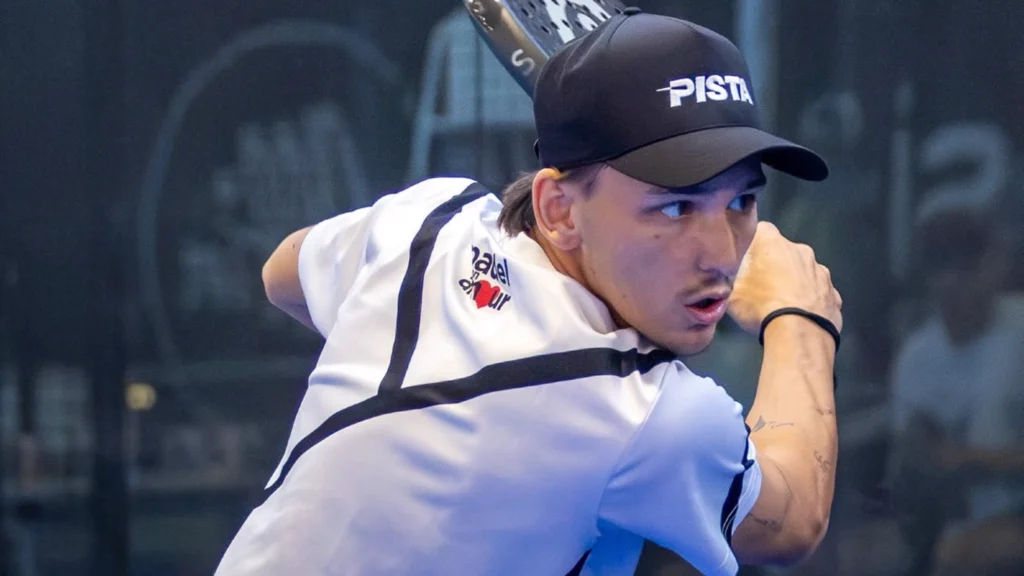 PISTA si propone di semplificare le partite amatoriali con un livello che si evolve con il progredire degli incontri. Padel Magazine PISTA si propone di semplificare le partite amatoriali con un livello che si evolve man mano che le partite procedono.