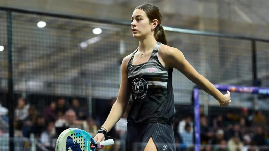 Victoria Vílchez playing padel