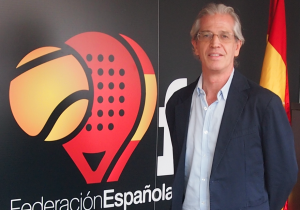 Ramon Morcillo vor dem FEP-Logo